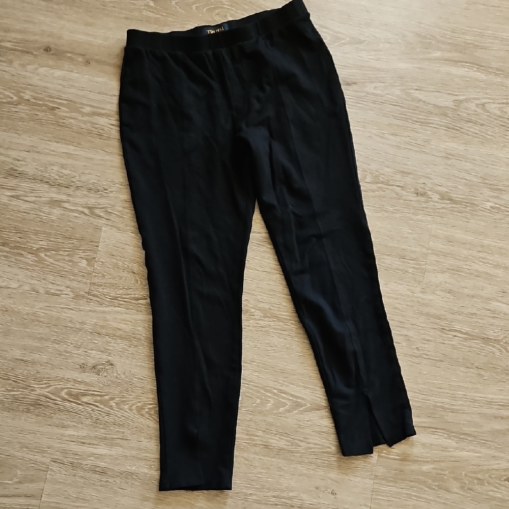 Truth Black Leggings with Textured Fabric and Tapered Design